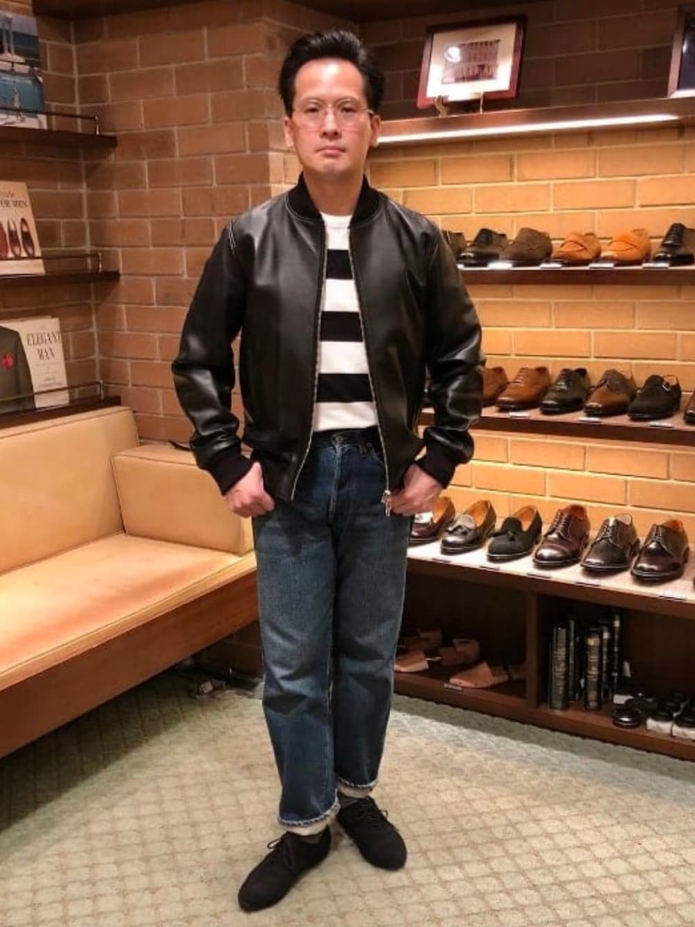 ブラック系のドレスシューズ、ブラック系のブルゾンを着用したメンズの秋コーディネートの1枚目の写真