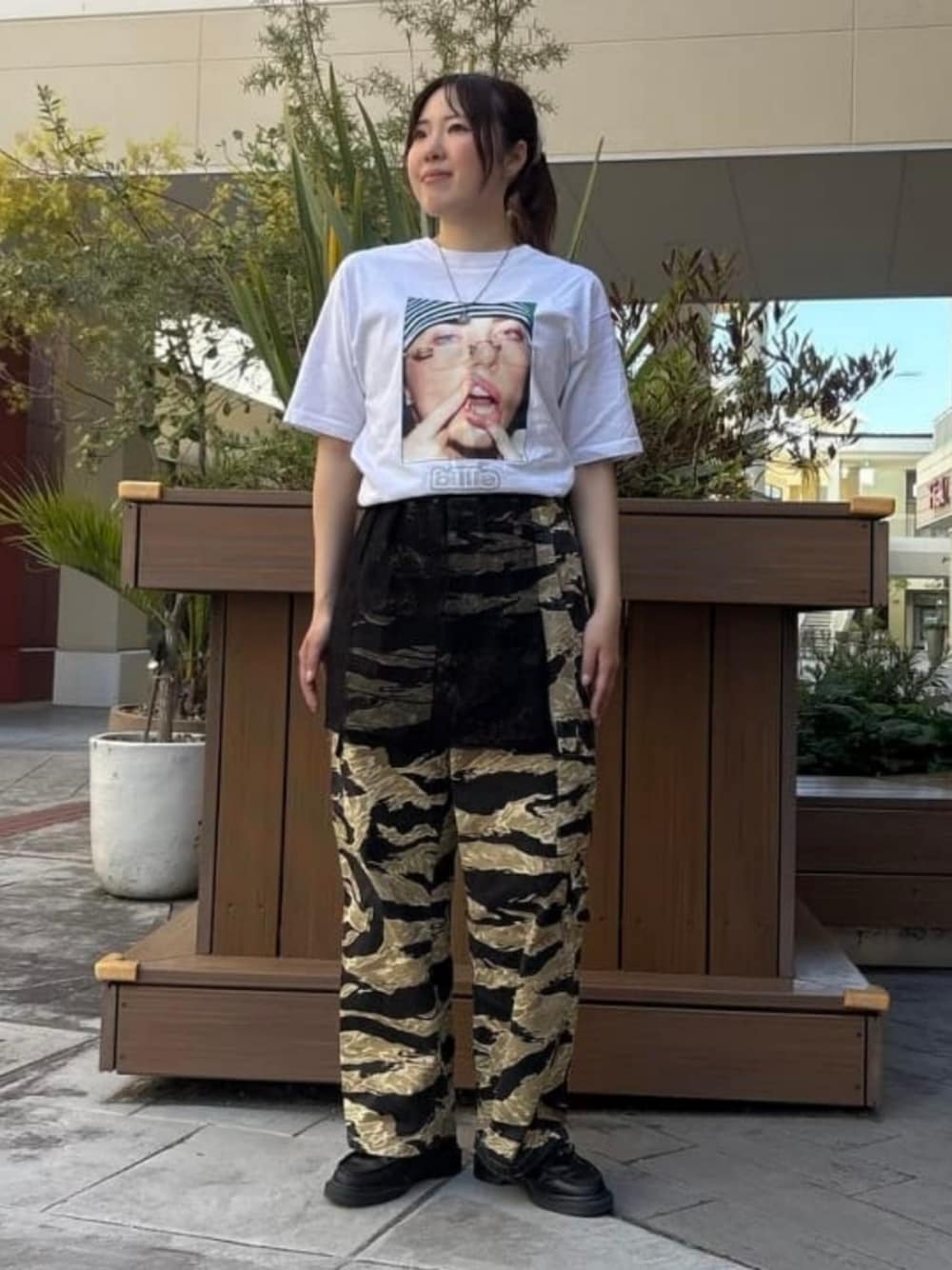ホワイト系のTシャツ/カットソーを着用したメンズの夏コーディネートの1枚目の写真