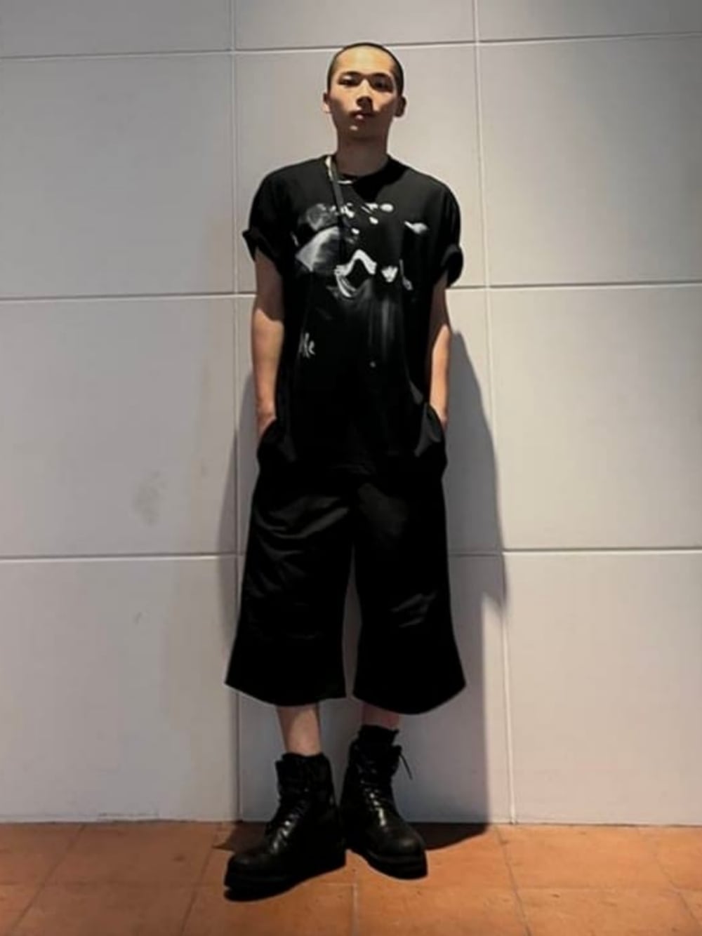 ブラック系のTシャツ/カットソーを着用したメンズの春コーディネートの1枚目の写真