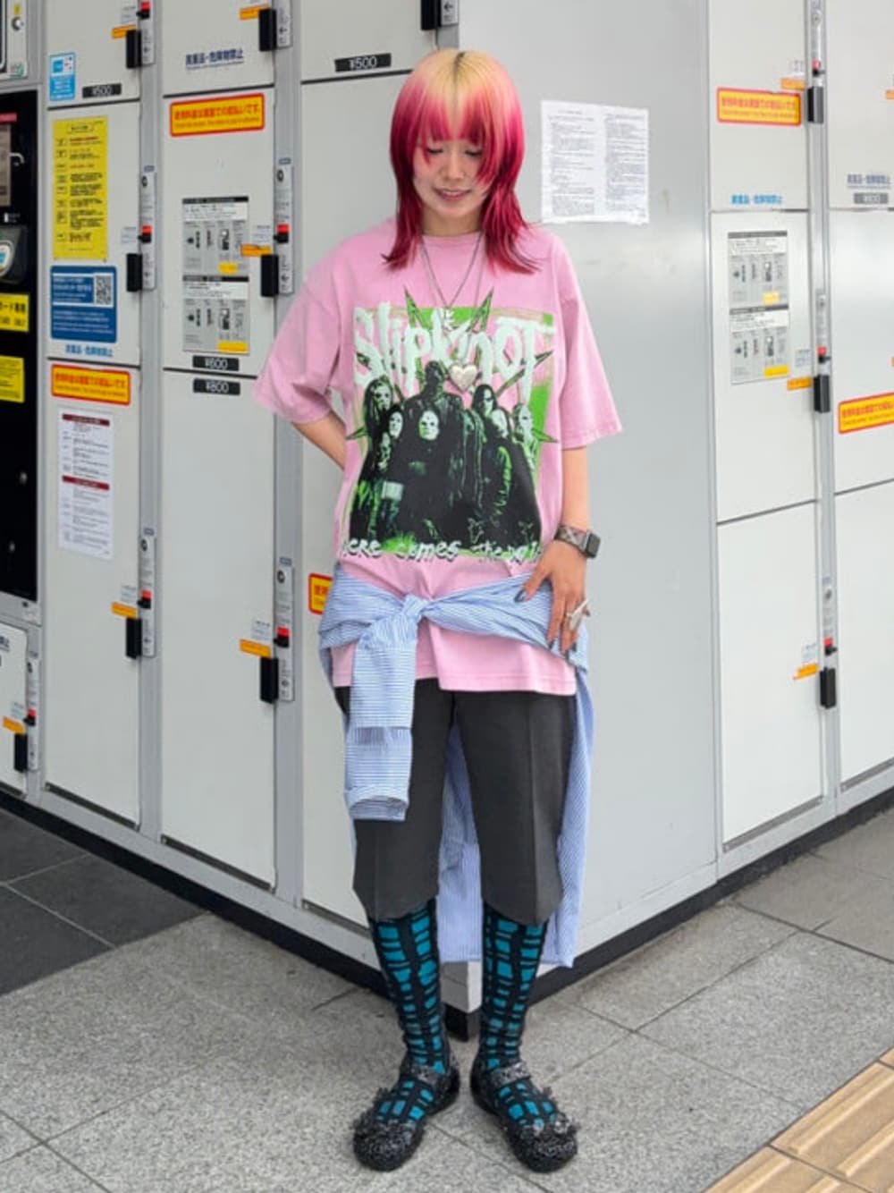 ピンク系のTシャツ/カットソーを着用したレディースの夏コーディネートの1枚目の写真