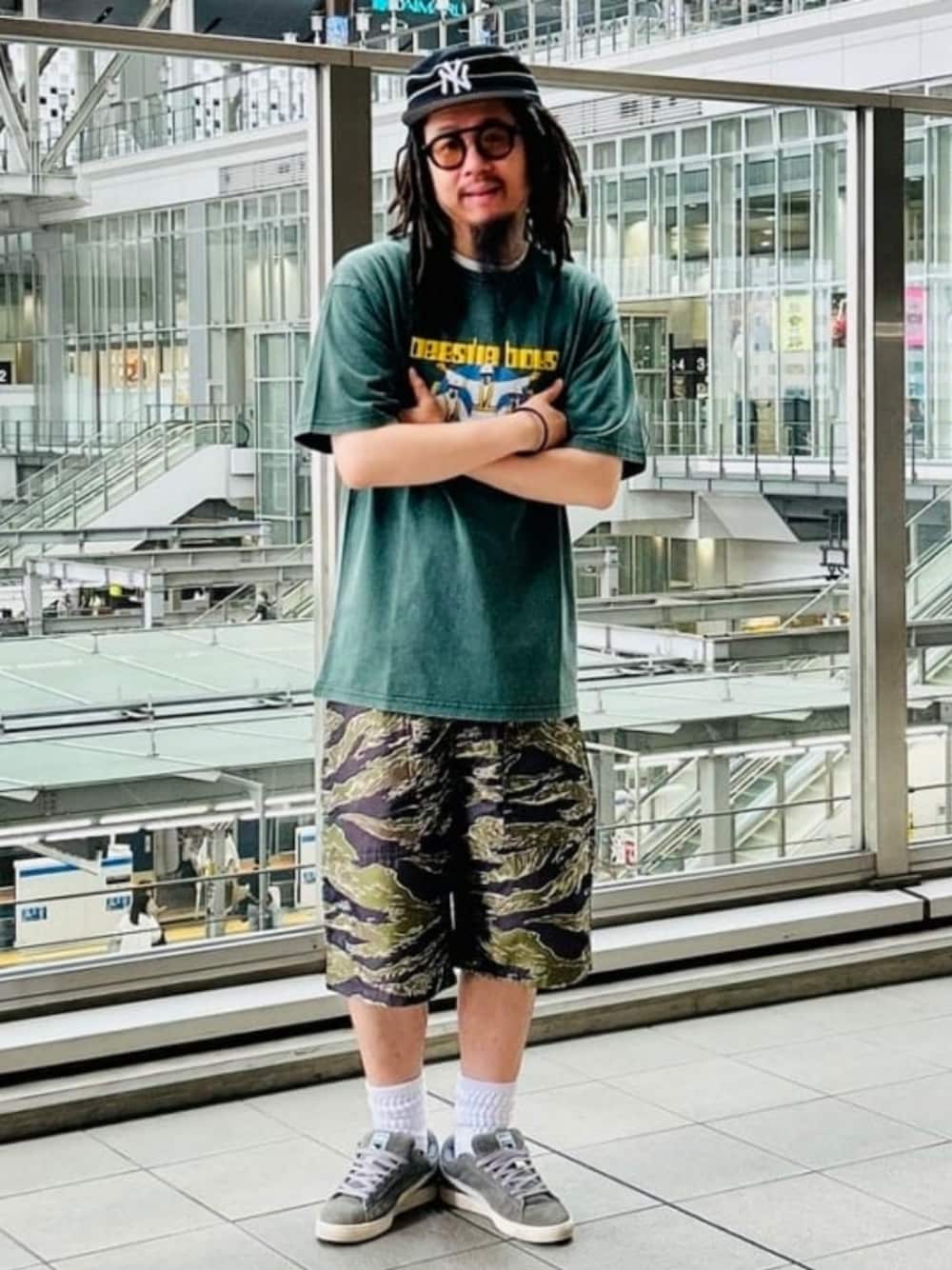 グリーン系のTシャツ/カットソー、その他のその他パンツを着用したメンズの夏コーディネートの1枚目の写真