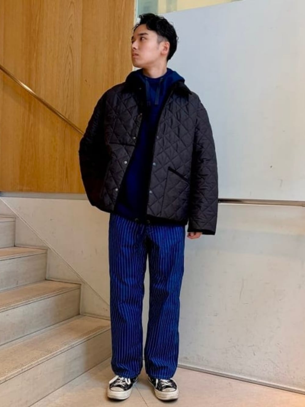 ブラック系のブルゾン、ブルー系のその他パンツ、ブルー系のブルゾンを着用したメンズの秋コーディネートの1枚目の写真