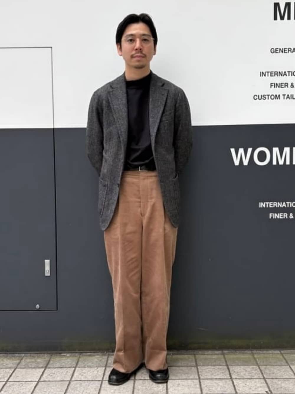 ブラック系のTシャツ/カットソーを着用したメンズの冬コーディネートの1枚目の写真