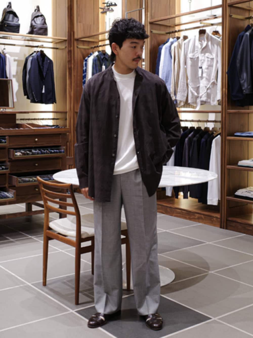 ホワイト系のTシャツ/カットソー、ベージュ系のソックス/靴下を着用したメンズの春コーディネートの1枚目の写真