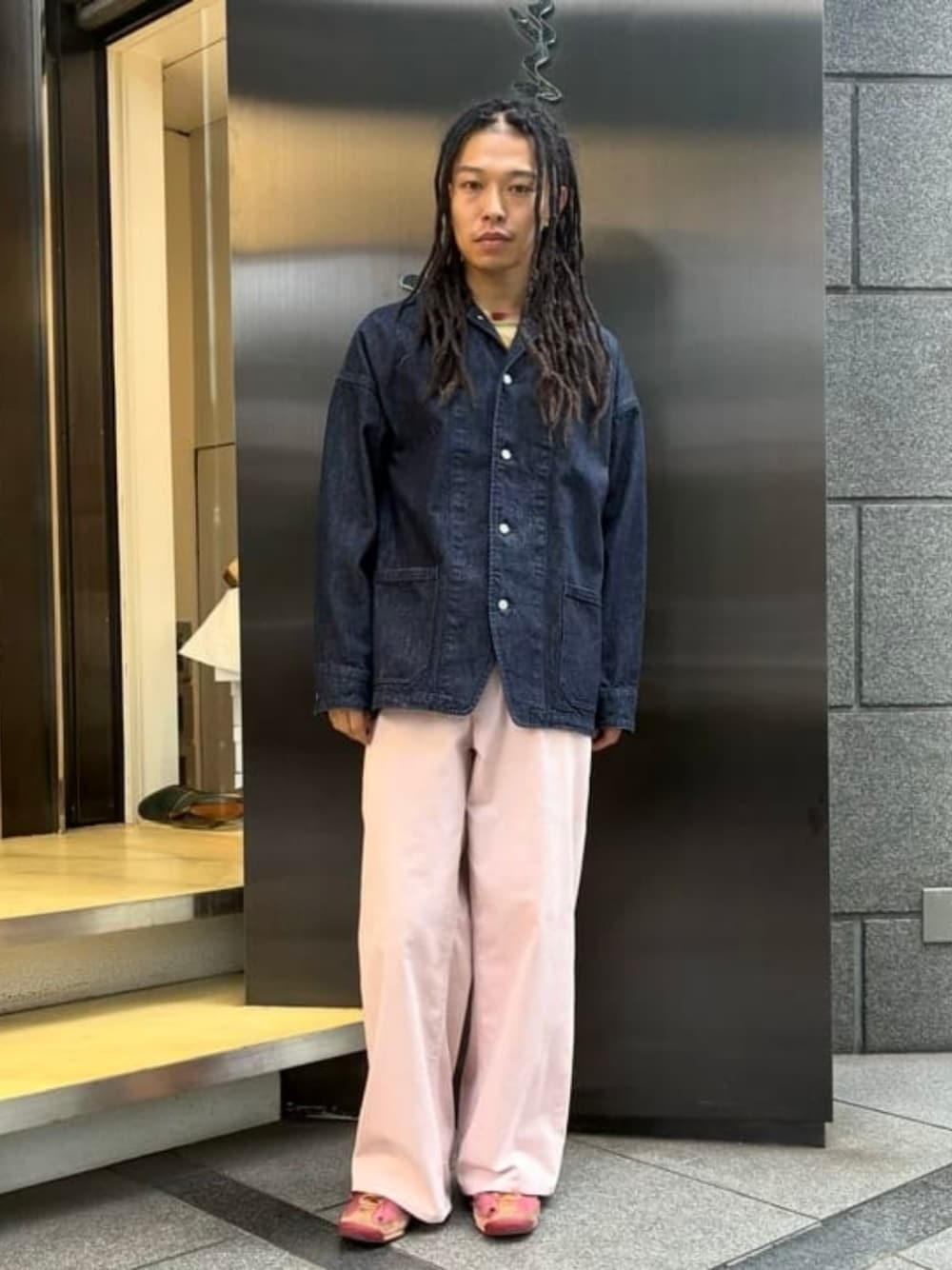 ピンク系のその他パンツ、ブルー系のブルゾンを着用したメンズの夏コーディネートの1枚目の写真