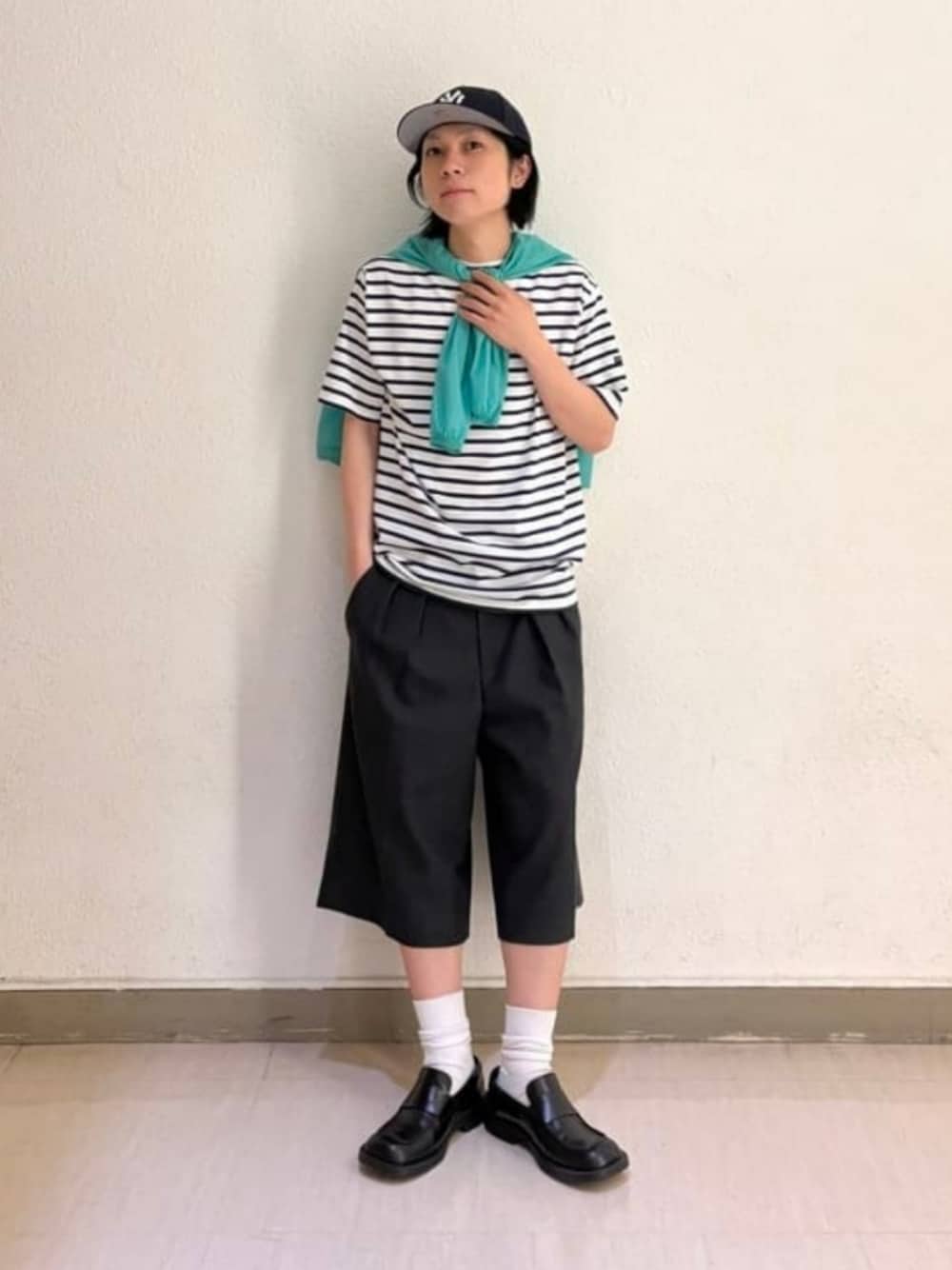 ホワイト系のTシャツ/カットソーを着用したメンズの夏コーディネートの1枚目の写真