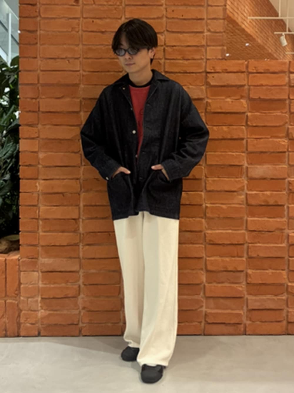ベージュ系のその他パンツ、ブルー系のブルゾン、レッド系のスウェットを着用したメンズの秋コーディネートの1枚目の写真