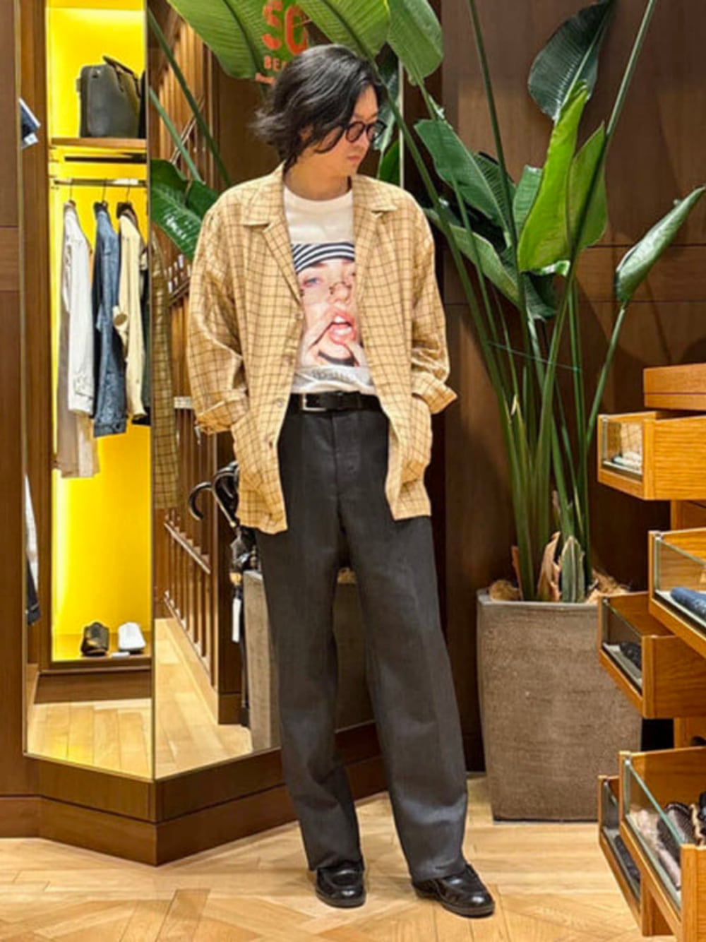 ホワイト系のTシャツ/カットソーを着用したメンズの夏コーディネートの1枚目の写真
