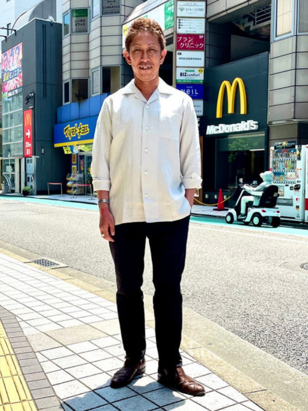グレー系のシャツ/ブラウス、ブラック系のその他パンツを着用したメンズの夏コーディネートの1枚目の写真