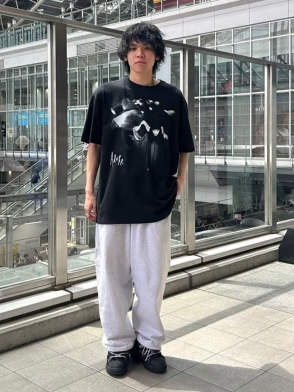 ブラック系のTシャツ/カットソーを着用したメンズの春コーディネートの1枚目の写真