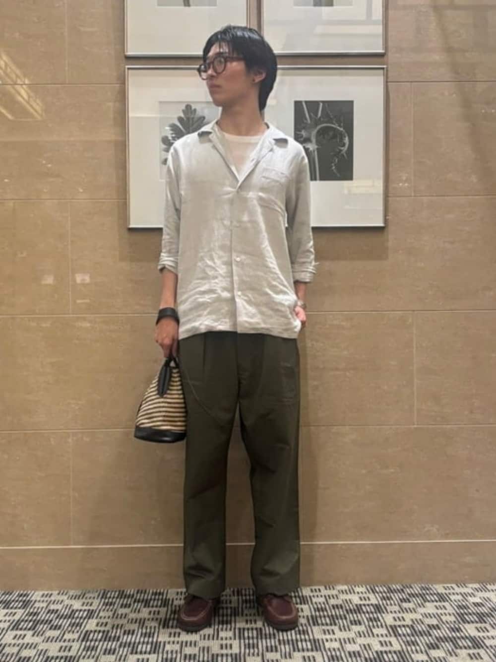 その他のモカシン/デッキシューズ、グレー系のシャツ/ブラウス、グリーン系のその他パンツを着用したメンズの春コーディネートの1枚目の写真