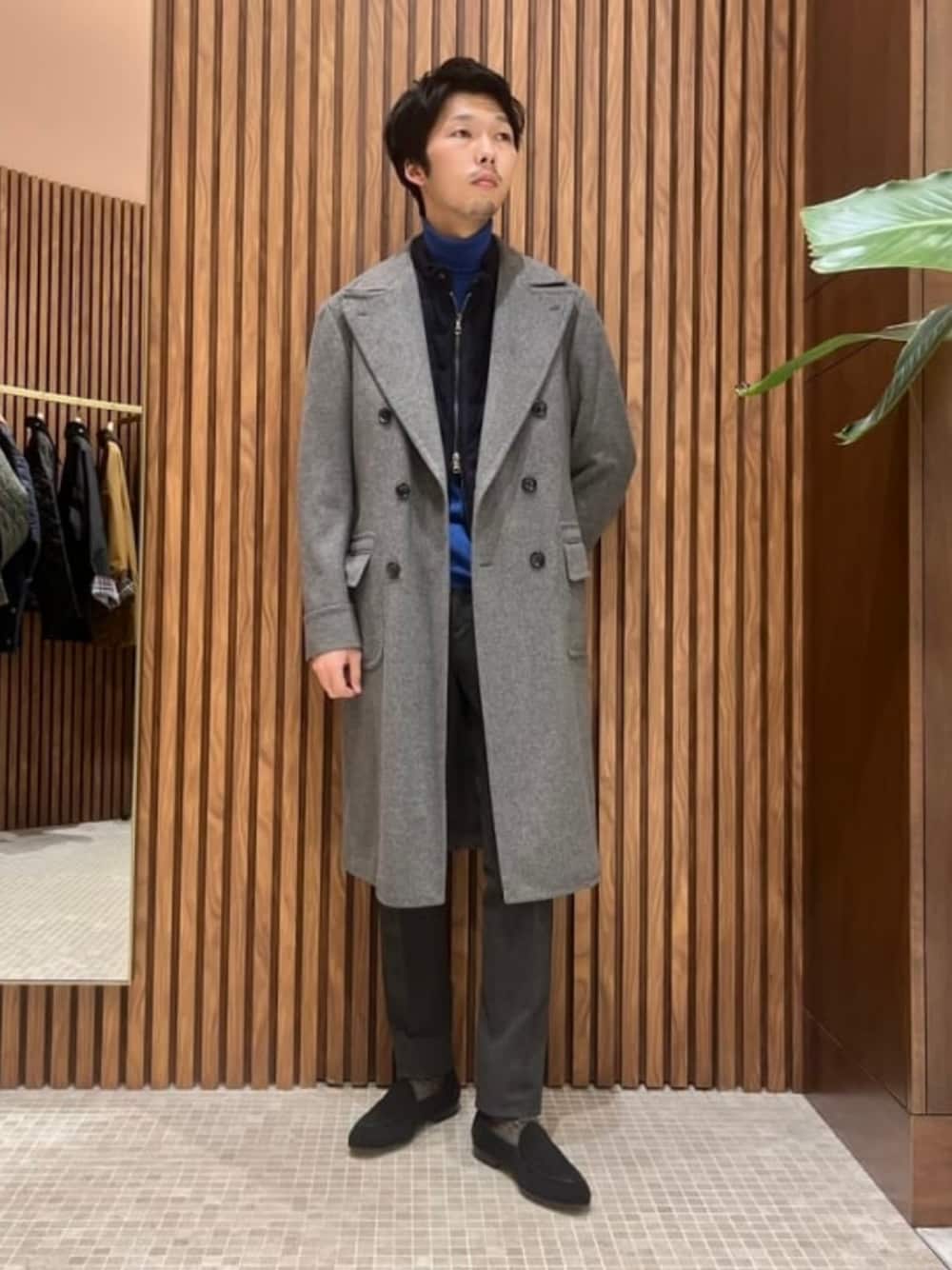 ブルー系のニット/セーター、ブルー系のベスト、グレー系のスラックスを着用したメンズの冬コーディネートの1枚目の写真