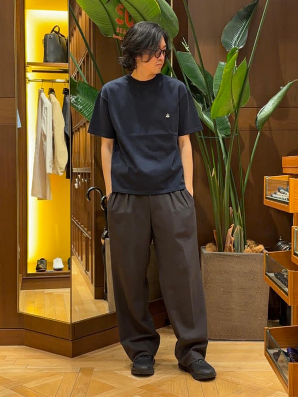 ブルー系のTシャツ/カットソーを着用したメンズの夏コーディネートの1枚目の写真