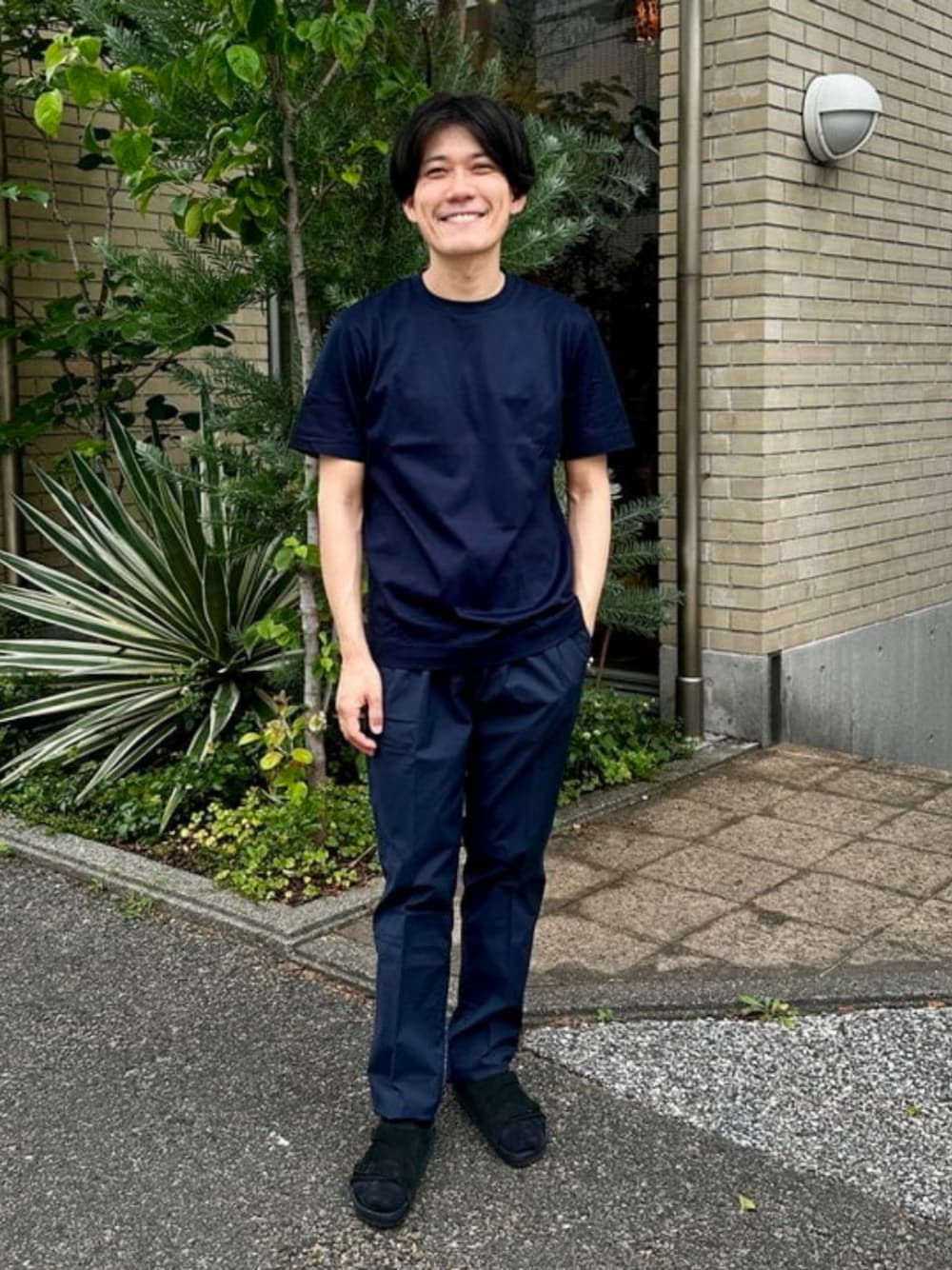 ブルー系のTシャツ/カットソーを着用したメンズの夏コーディネートの1枚目の写真