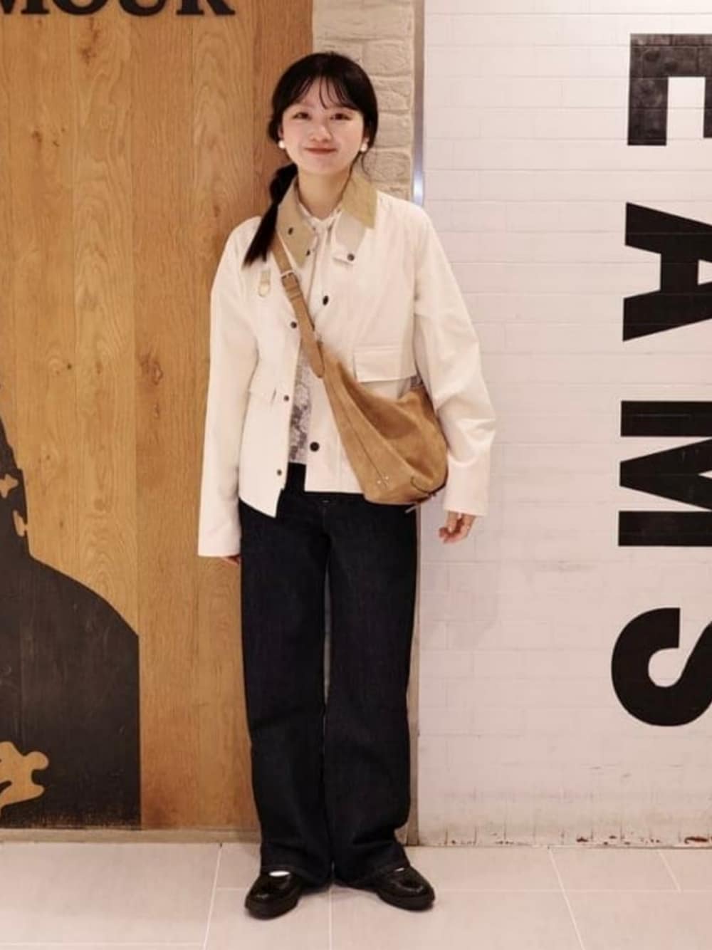 ホワイト系のブルゾンを着用したメンズの春コーディネートの1枚目の写真