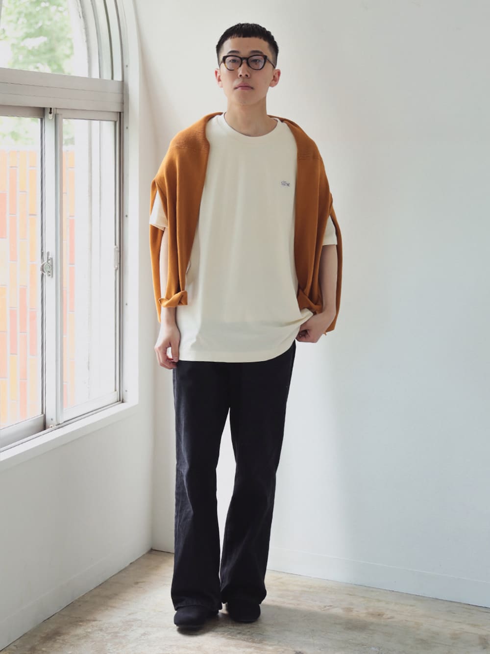 ホワイト系のTシャツ/カットソーを着用したメンズの夏コーディネートの1枚目の写真