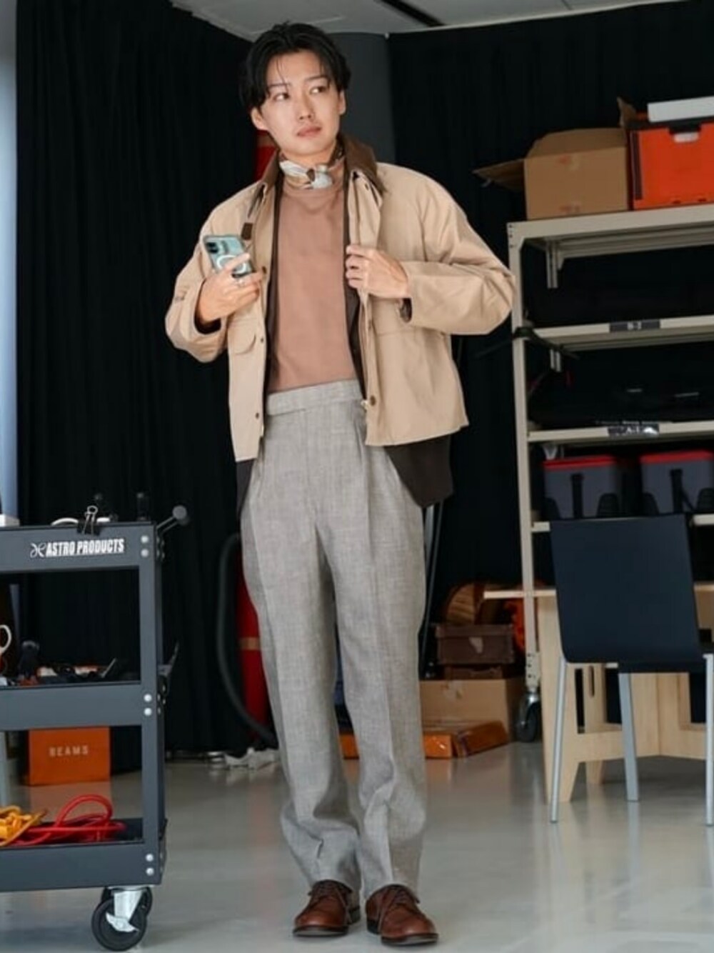 ブラウン系のTシャツ/カットソー、ブラウン系のドレスシューズ、ブラウン系のブルゾンを着用したメンズの夏コーディネートの1枚目の写真