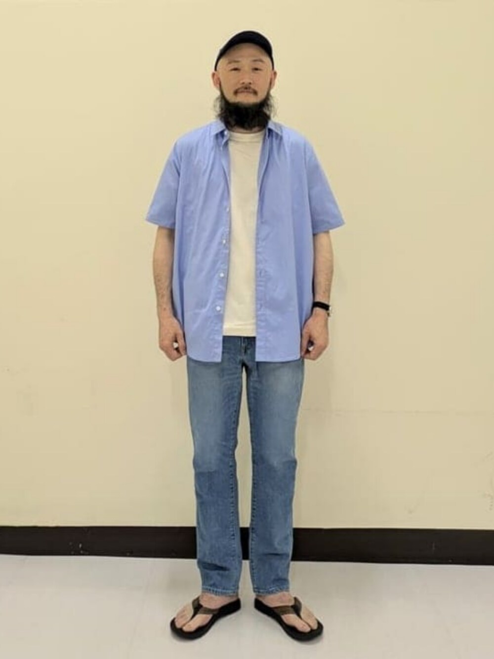ホワイト系のTシャツ/カットソー、ブルー系のシャツ/ブラウス、ブルー系のデニムパンツを着用したメンズの夏コーディネートの1枚目の写真