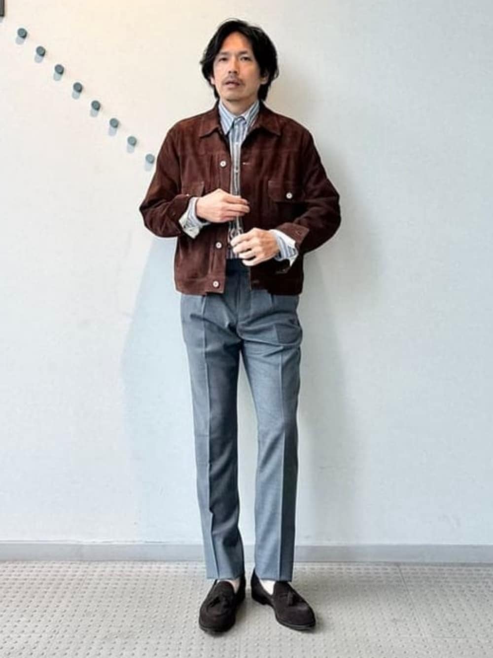 ブラウン系のブルゾン、グレー系のその他パンツを着用したメンズの秋コーディネートの1枚目の写真