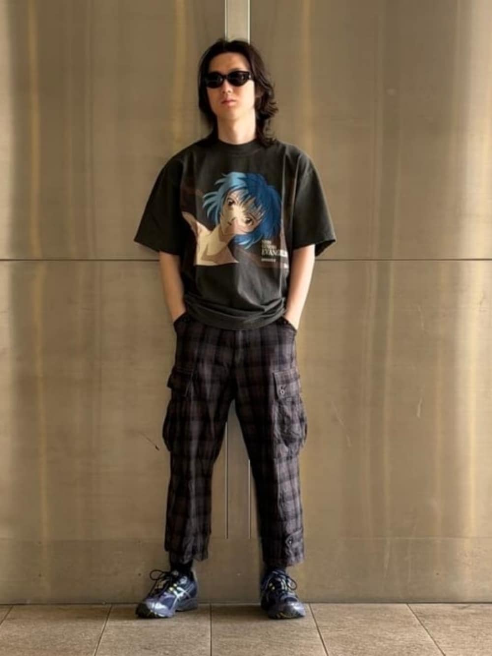 ブラック系のTシャツ/カットソーを着用したメンズの夏コーディネートの1枚目の写真
