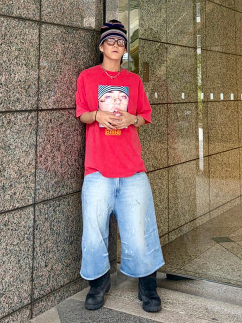 レッド系のTシャツ/カットソー、ブルー系のその他パンツ、ブラック系のニットキャップ/ビーニーを着用したメンズの夏コーディネートの1枚目の写真