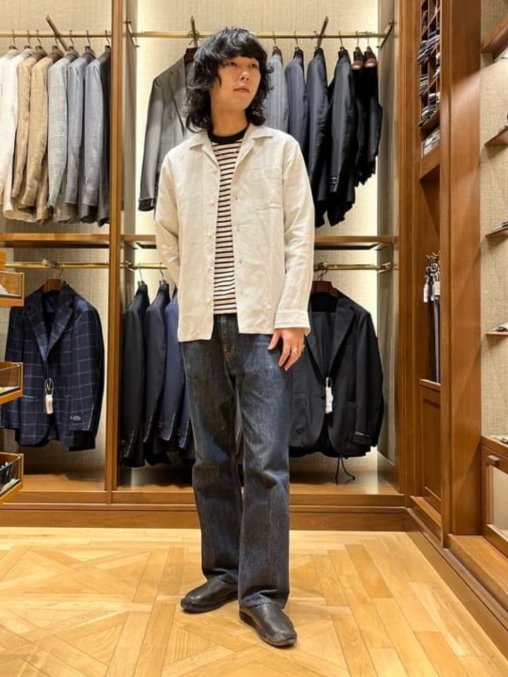グレー系のシャツ/ブラウス、その他のTシャツ/カットソー、ブラック系のその他シューズを着用したメンズの春コーディネートの1枚目の写真