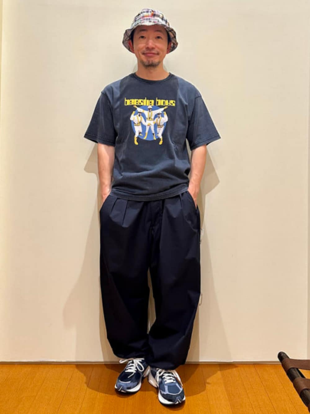ブルー系のTシャツ/カットソーを着用したメンズの春コーディネートの1枚目の写真