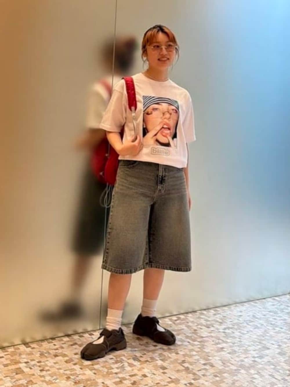 ホワイト系のTシャツ/カットソーを着用したレディースの夏コーディネートの1枚目の写真