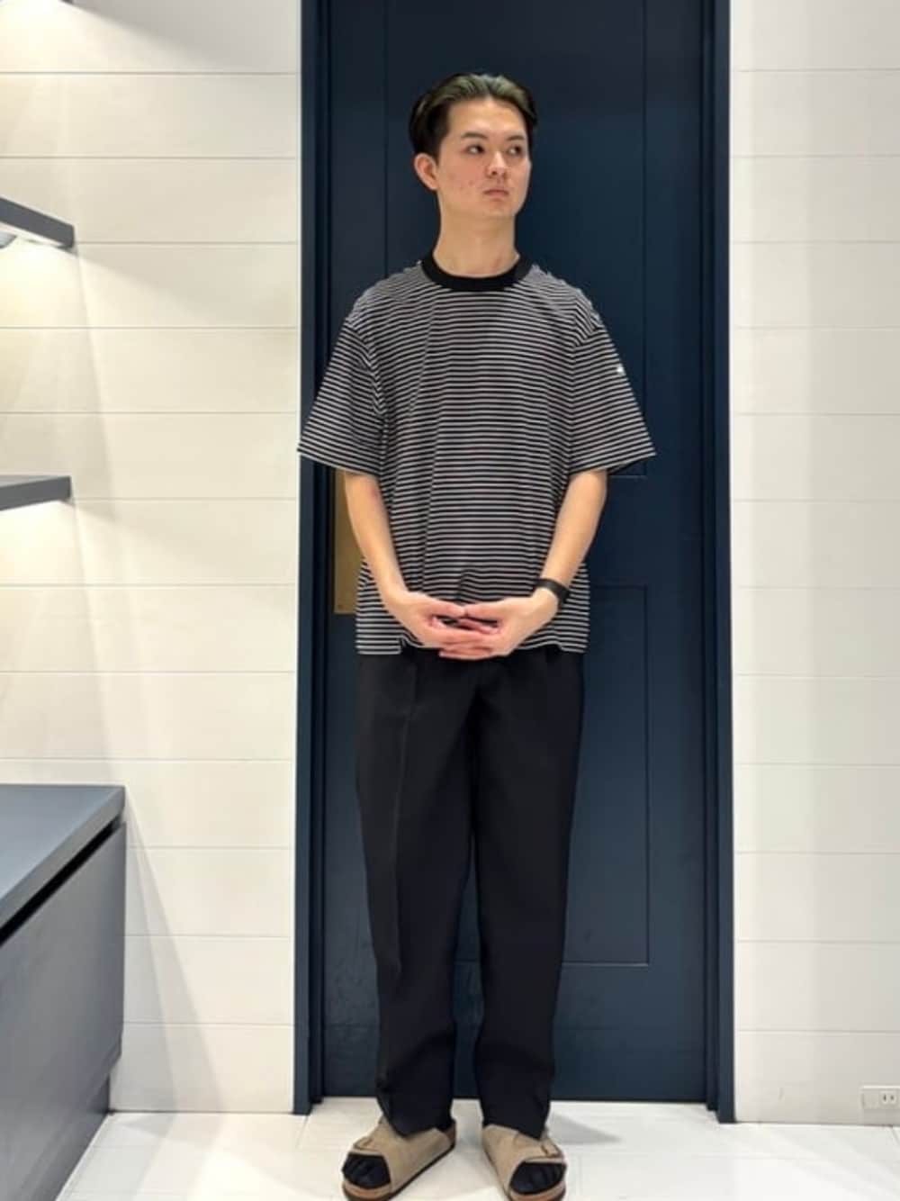 ブルー系のその他パンツ、ベージュ系のサンダル、ブラック系のTシャツ/カットソーを着用したメンズの夏コーディネートの1枚目の写真
