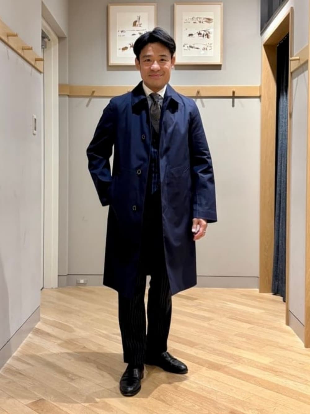 ブルー系のその他アウターを着用したメンズの秋コーディネートの1枚目の写真