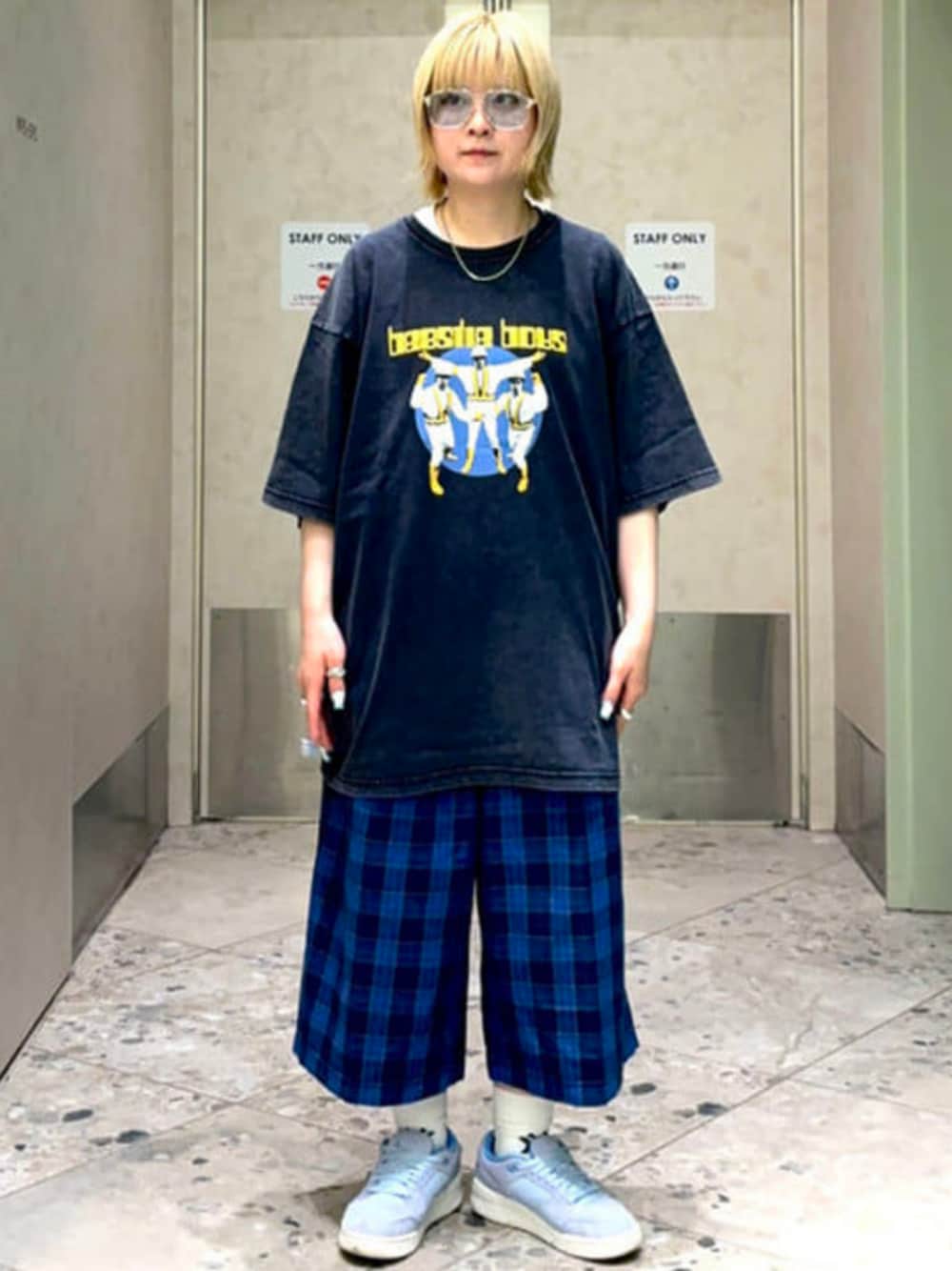 ブルー系のTシャツ/カットソー、ブルー系のその他パンツを着用したメンズの夏コーディネートの1枚目の写真