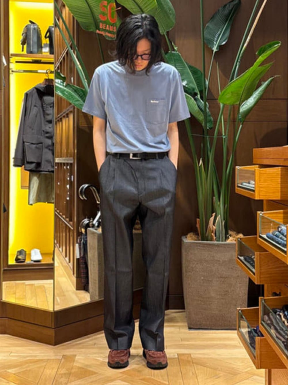 ブルー系のTシャツ/カットソーを着用したメンズの夏コーディネートの1枚目の写真
