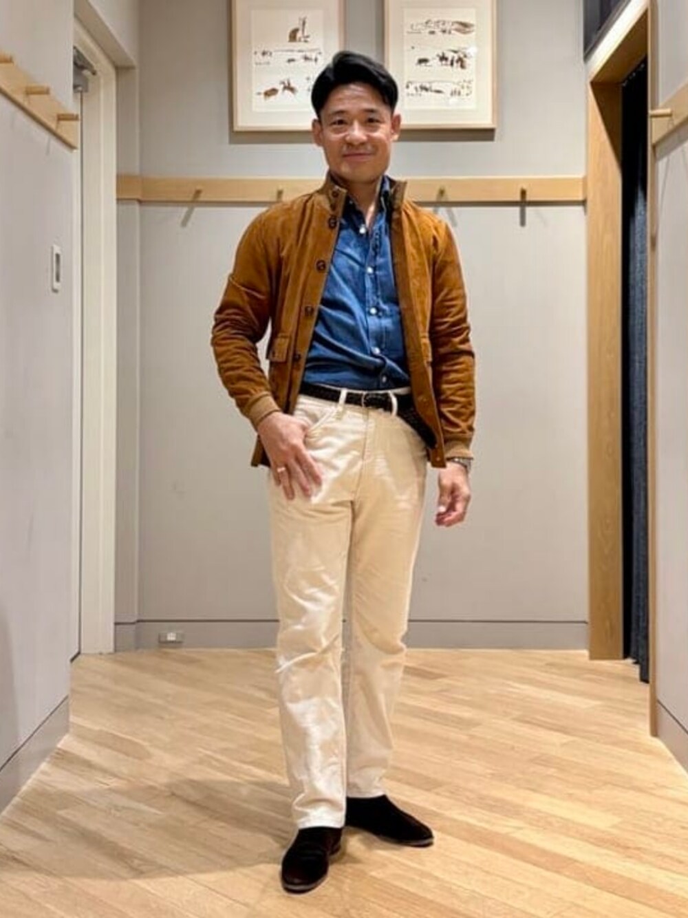 ブルー系のシャツ/ブラウス、ホワイト系のその他パンツを着用したメンズの秋コーディネートの1枚目の写真