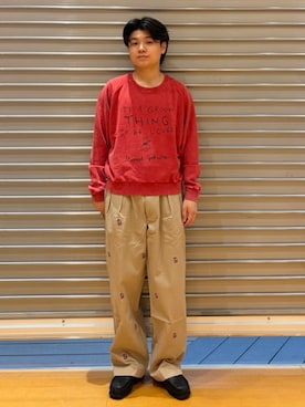 「International Gallery BEAMS（インターナショナルギャラリービームス）の【別注】U/MUSIC × IG / DANIEL JOHNSTON IT'S A GROOVY グラフィック スウェット（スウェット、レッド系）」を使った、BEAMS Fさん（メンズ・174cm）の秋コーディネート