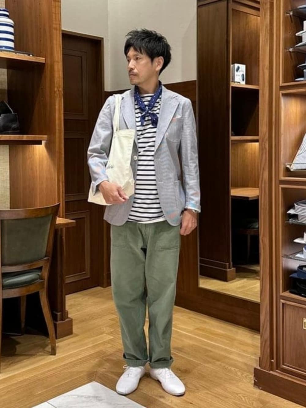 ホワイト系のTシャツ/カットソー、ホワイト系のトートバッグを着用したメンズの夏コーディネートの1枚目の写真
