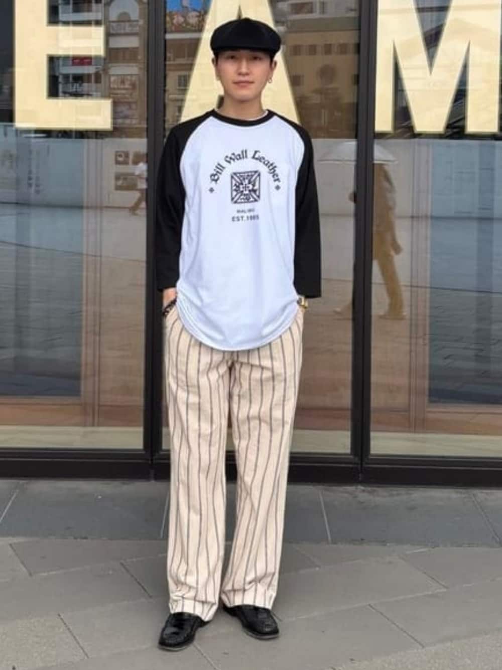 ベージュ系のその他パンツ、その他のTシャツ/カットソー、ブラック系のハットを着用したメンズの夏コーディネートの1枚目の写真