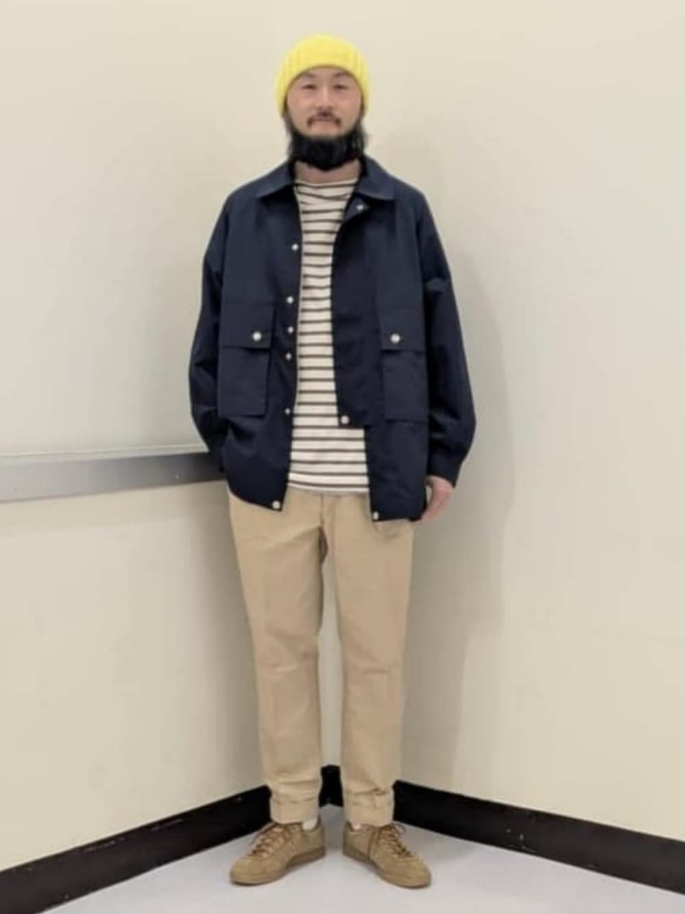 ブルー系のその他アウター、ブラウン系のTシャツ/カットソーを着用したメンズの春コーディネートの1枚目の写真