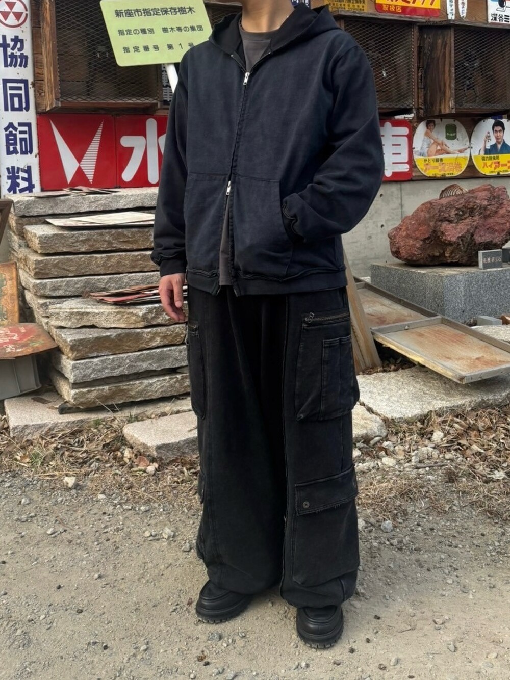 ブラック系のパーカー、ブラック系のカーゴパンツ、ブラック系のモカシン/デッキシューズを着用したメンズの春コーディネートの1枚目の写真
