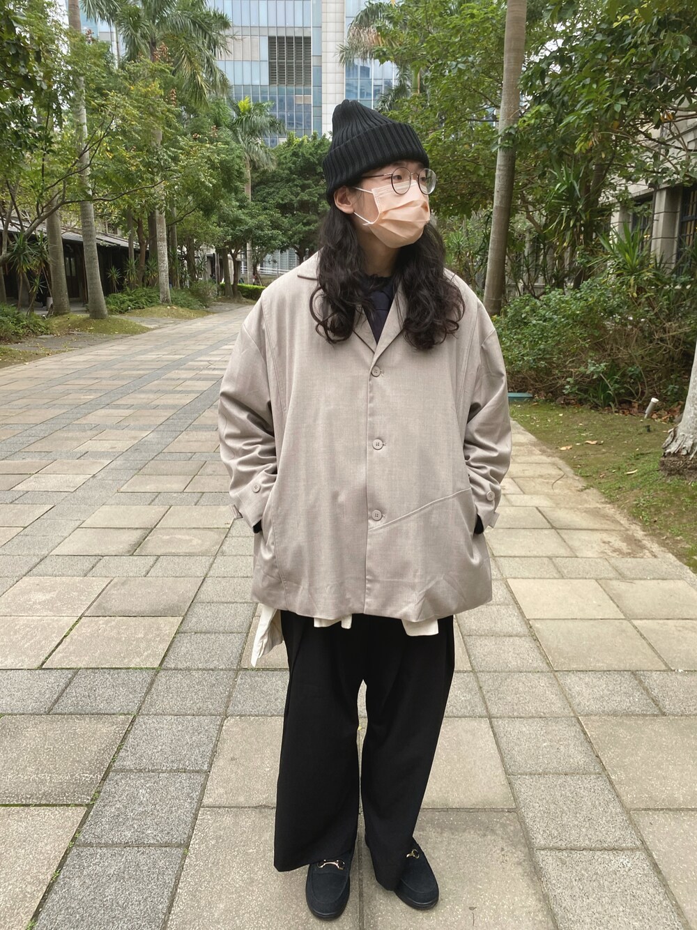 ベージュ系のジャケット/アウター、ブラック系のパンツ、ブラック系のローファーを着用したメンズの冬コーディネートの1枚目の写真