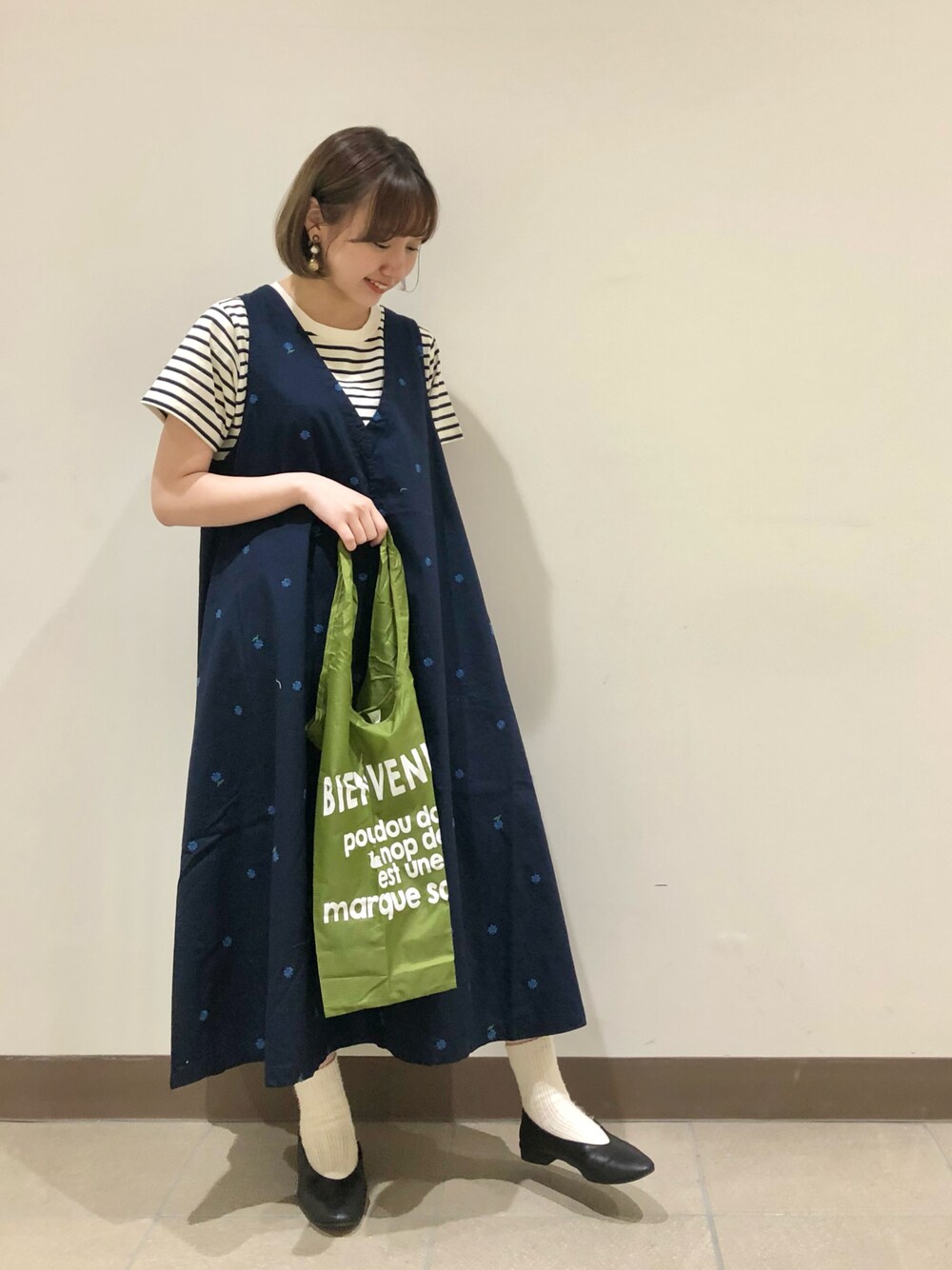 「poudoudou、ジャンパースカート、ボーター、刺繍ワンピース、夏コーデ、休日スタイル、低身長、ootd」｜「POU DOU DOUのデイジー刺繍Vネックジャンスカ（ジャンパースカート、ブルー系）」を使った、はがさん（レディース・157cm）の夏コーディネートの1枚目の写真