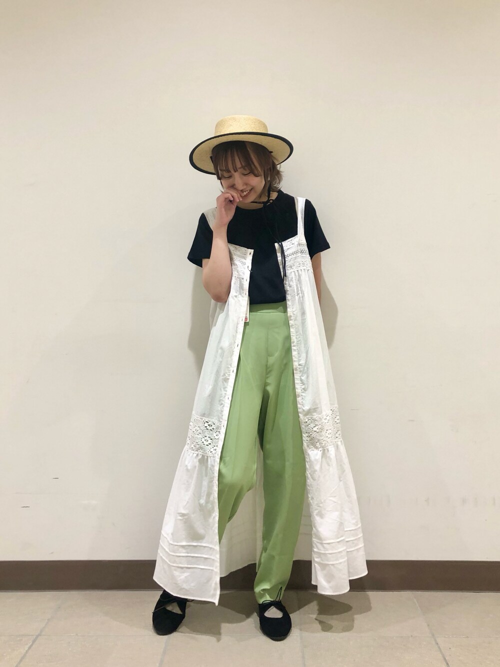 「シンプル、poudoudou、プードゥドゥ、夏コーデ、カンカン帽、キャミワンピ、レイヤードスタイル、パンツスタイル、グリーン、今日のコーデ」｜「POU DOU DOUのロングリボンペーパー織りカンカン帽（ハット、ブラック系）」を使った、はがさん（レディース・157cm）の夏コーディネートの1枚目の写真