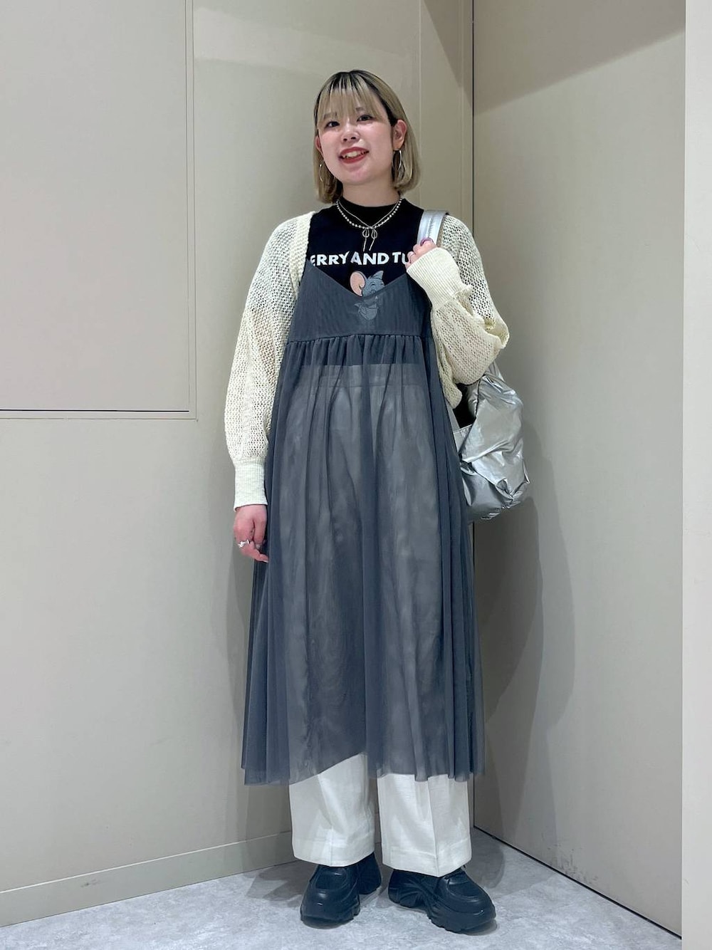「高身長、差し色コーデ、着痩せ・細見え、休日コーデ、女子会、ローリーズスタイル_LOWRYS FARM、大人女子カジュアル_LOWRYS FARM、骨格ウェーブ、女子ウケ、ベーシック/シンプル、旅行、LOWRYS FARM、キッズ服、ワンピース、カーディガン」｜「LOWRYS FARMのチュールキャミワンピース 103261（ワンピース、グレー系）」を使った、みおちんさん（レディース・167cm）の春コーディネートの1枚目の写真
