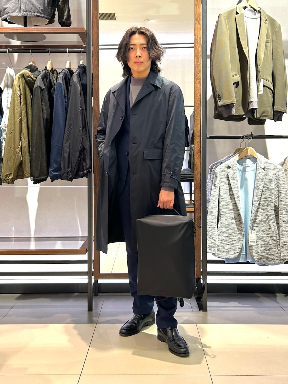 ブラック系のバックパック/リュック、ブルー系のその他パンツ、グレー系のTシャツ/カットソーを着用したメンズの冬コーディネートの1枚目の写真