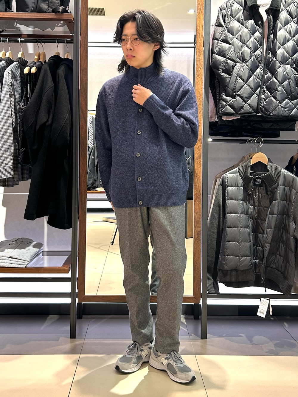 ブルー系のカーディガン/ボレロ、グレー系のその他パンツを着用したメンズの秋コーディネートの1枚目の写真