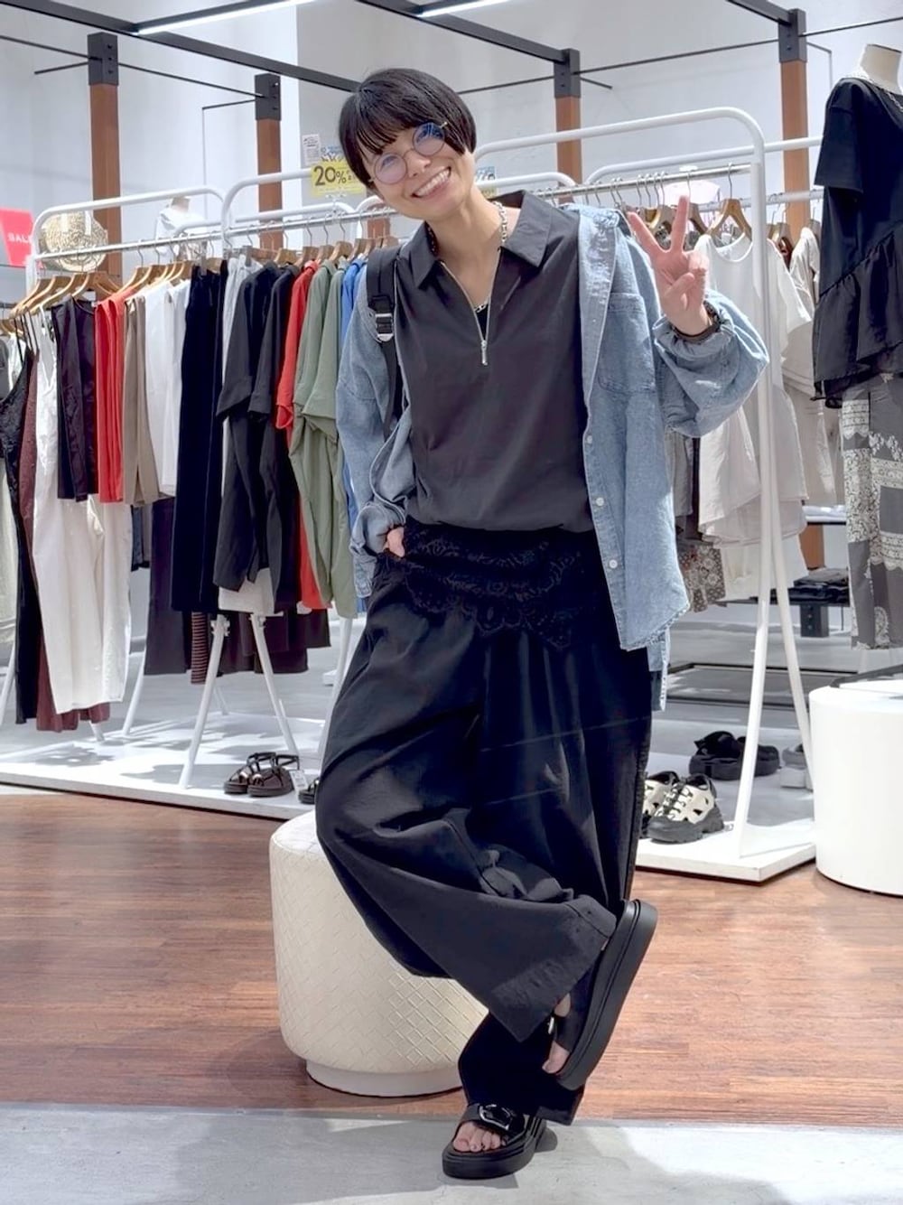 ブラック系のサンダル、グレー系のその他パンツ、ブルー系のシャツ/ブラウスを着用したレディースの春コーディネートの1枚目の写真
