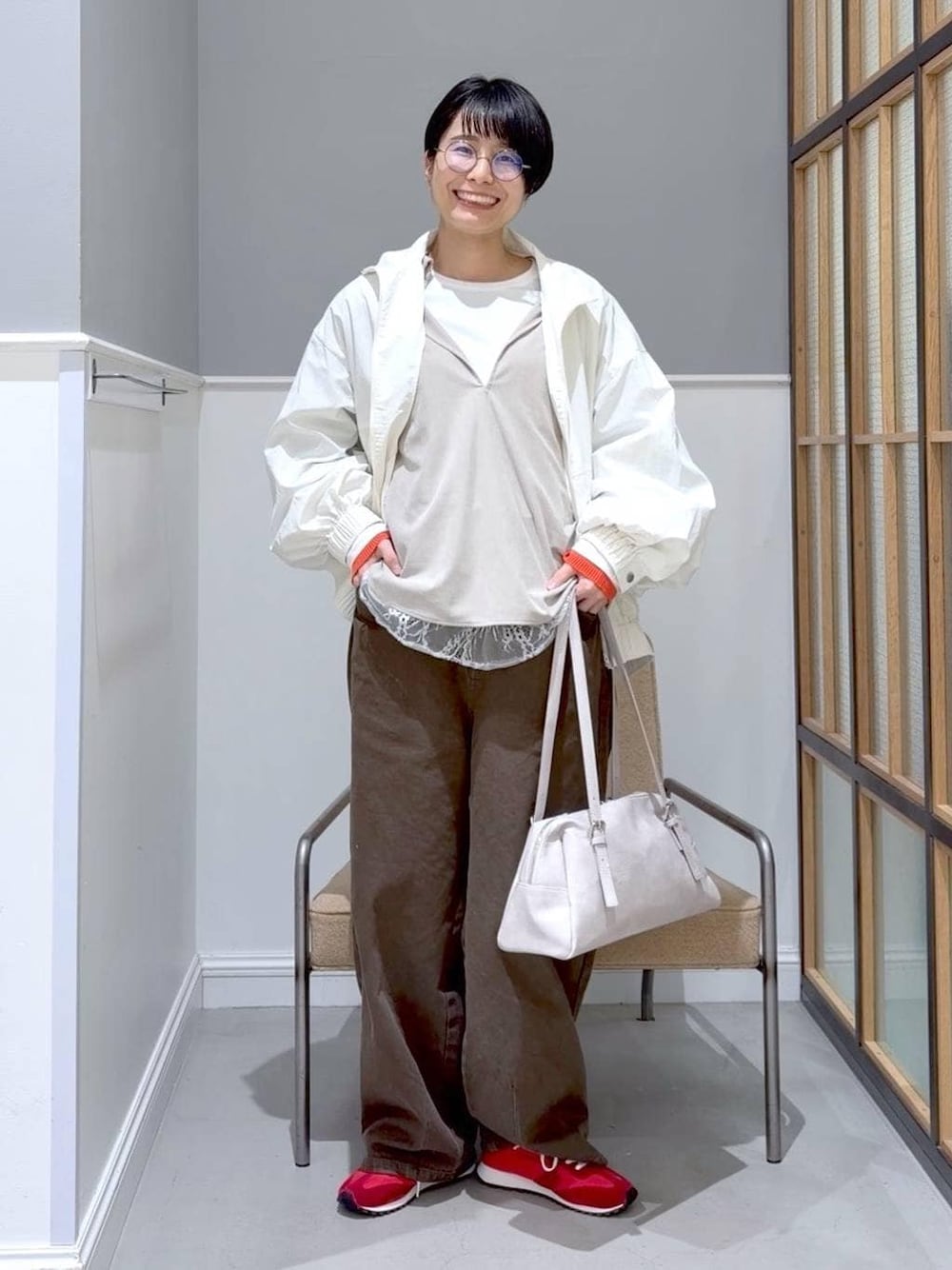 グレー系のボストンバッグ、ホワイト系のTシャツ/カットソー、グリーン系のその他パンツを着用したレディースの冬コーディネートの1枚目の写真