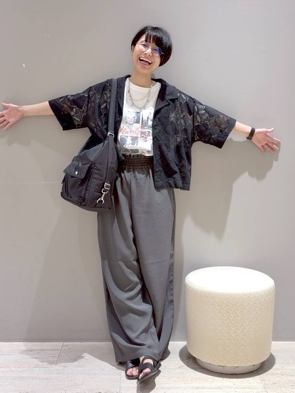 ブラック系のシャツ/ブラウス、ブラック系のショルダーバッグ、グレー系のその他パンツを着用したレディースの夏コーディネートの1枚目の写真