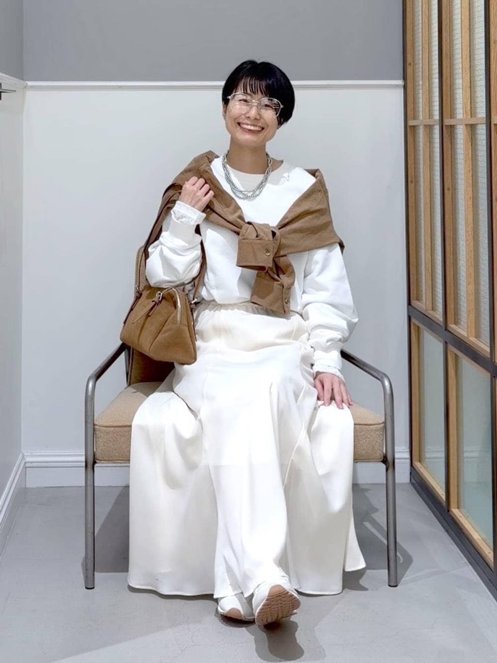 ホワイト系のTシャツ/カットソー、イエロー系のボストンバッグ、イエロー系のシャツ/ブラウスを着用したレディースの冬コーディネートの1枚目の写真