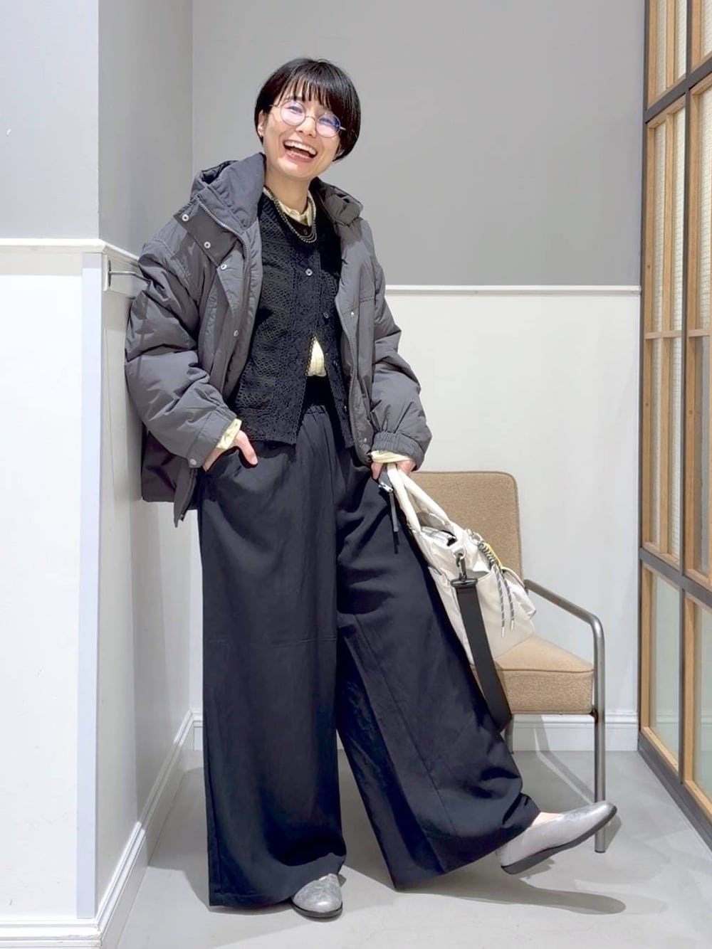 ブラック系のTシャツ/カットソー、グレー系のその他アウター、ブラック系のその他パンツを着用したレディースの冬コーディネートの1枚目の写真