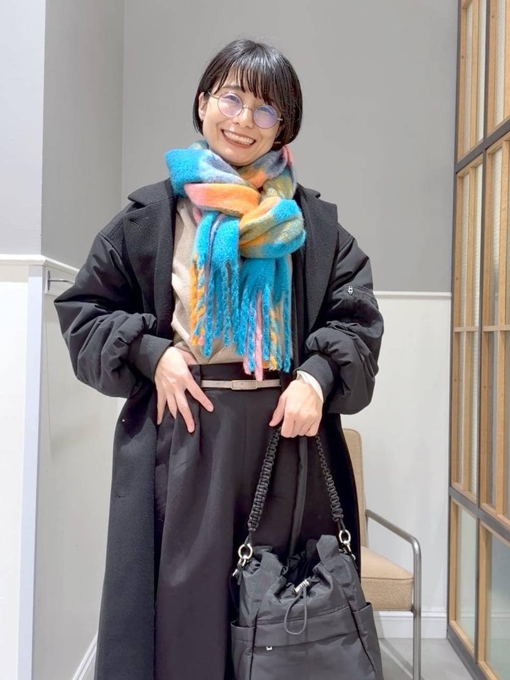 ベージュ系のスウェット、ホワイト系のTシャツ/カットソー、グレー系のその他アウターを着用したレディースの冬コーディネートの1枚目の写真